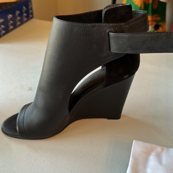 Great condition-maybe worn twice-Vince Kara cut out wedges - Picture 2 of 10